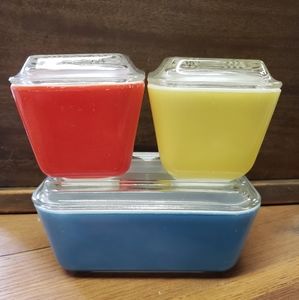 *SOLD* Pyrex vintage refridgerator dish set!